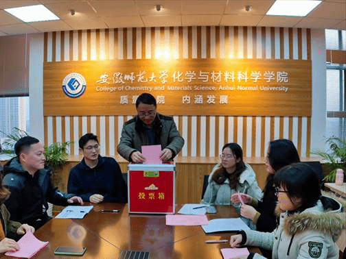 一群人坐在桌子前描述已自动生成 一群人坐在桌子前描述已自动生成